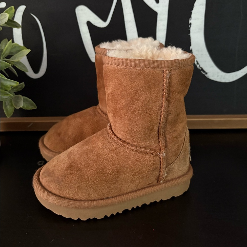 Classic Short Chestnut UGG Boots 7c
